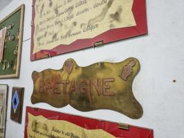 Ligne Maginot - HACKENBERG - A19 - (Ouvrage d'artillerie) - La plaque 'Bretagne' dans le musée du Hackenberg, qui ornait la tourelle de 2x75mm du bloc 2. Récupérée à l'armistice et emportée en Allemagne en captivité avec les hommes d'équipage de l'ouvrage, elle fut dissimulée aux geôliers, et retrouva l'ouvrage après la guerre.