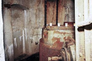 Ligne Maginot - VULMIS OU VULMIX - (Position d'artillerie préparée) - Contrepoids de la tourelle de mitrailleuse de droite
