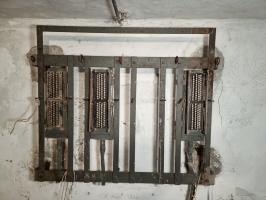 Ligne Maginot - 45T - (Chambre de coupure) - Répartiteur modernisé : Têtes de câbles modernisées dans les années 1950 et placées sur le support du boîtier d'origine.