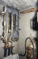 Ligne Maginot - KNALHUETTE NORD (DIGOIN) - (Observatoire d'artillerie) - Equipements téléphoniques
Les cables d'arrivée du réseau téléphonique et le répartiteur principal de l'observatoire