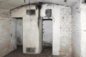 Ligne Maginot - POINT D'APPUI PK119 -1 - (Abri) - A droite entrée de la salle depuis le couloir extérieur, à gauche l'accès aux latrines