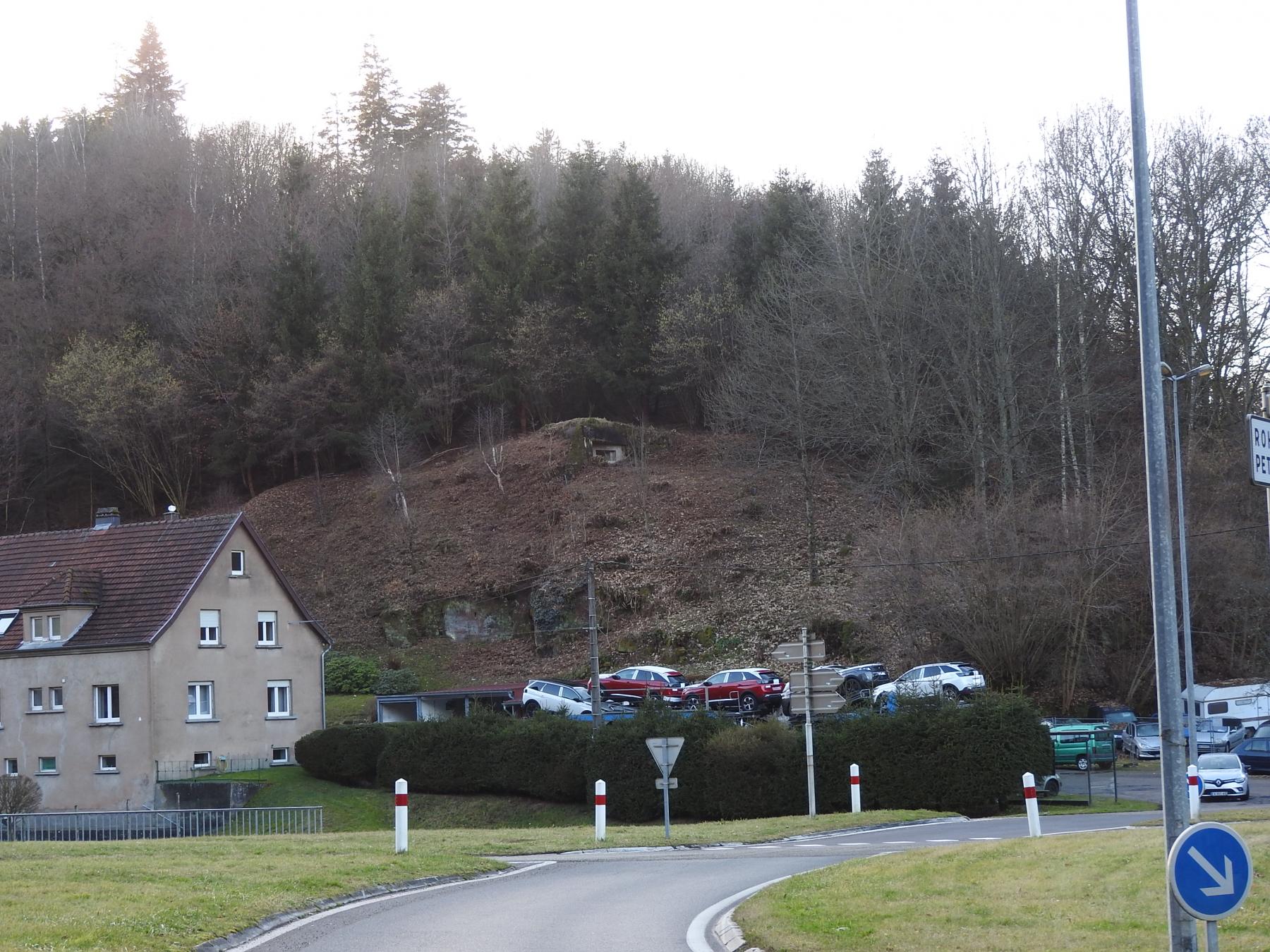 Ligne Maginot - FROHMUHL OUEST - (Blockhaus pour arme infanterie) - La situation du blockhaus en surplomb du carrefour routier. - STENGER Mathieu