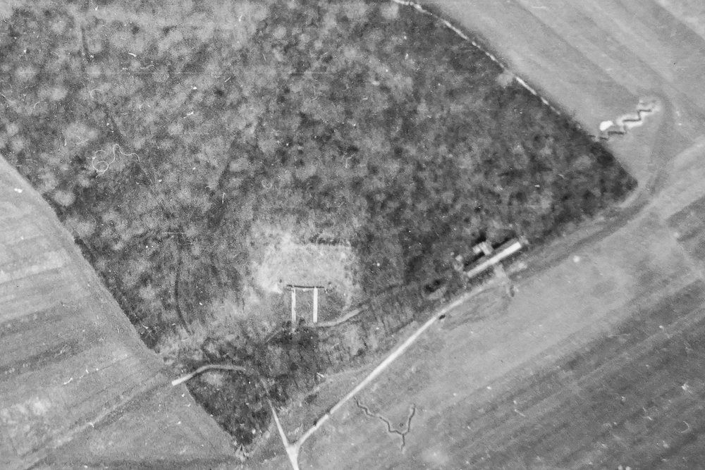 Ligne Maginot - GROS BOIS - X1 (QUARTIER LUDELANGE - I/128°RIF) - (Abri) - Vue aérienne du 11 mars 1940.
On voit bien l'abri et les deux escaliers qui y mènent, ainsi que, sur sa droite le bâtiment du casernement léger. - Armée Française