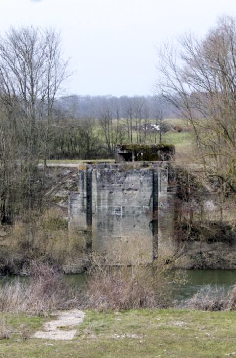 Ligne Maginot - HERBITZHEIM BARRAGE - (Inondation défensive) - Barrage du coté de la Sarre
A l'arrière plan le blockhaus de surveillance du canal - Christian LENHARD