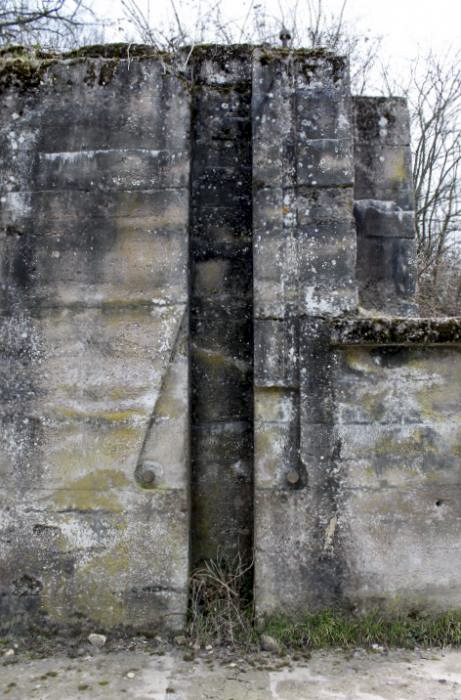 Ligne Maginot - HERBITZHEIM BARRAGE - (Inondation défensive) - Vue rapprochée d'une coulisse
Noter les tourillons permettant la manoeuvre des éléments à empiler dans le pertuis - Christian LENHARD