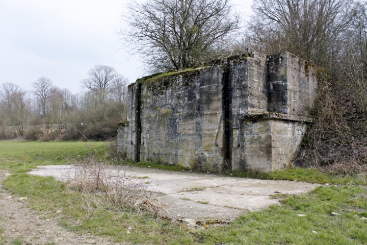 Ligne Maginot - HERBITZHEIM BARRAGE - (Inondation défensive) - Parois latérale
Les coulisses ménagées dans les parois latérales pouvaient recevoir des madriers empilés horizontalement afin de former une bouchure - Christian LENHARD