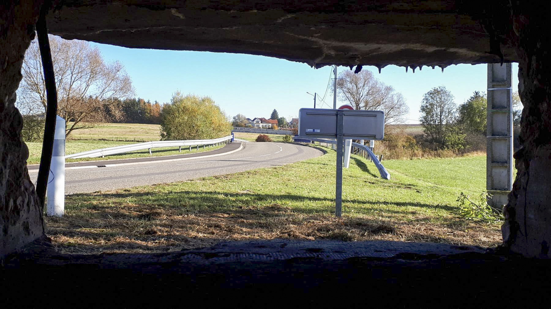 Ligne Maginot - R117 - REMERING - (Blockhaus pour arme infanterie) - Vue depuis le créneau frontal couvrant le pont du Mutterbach - Gregory Fuchs