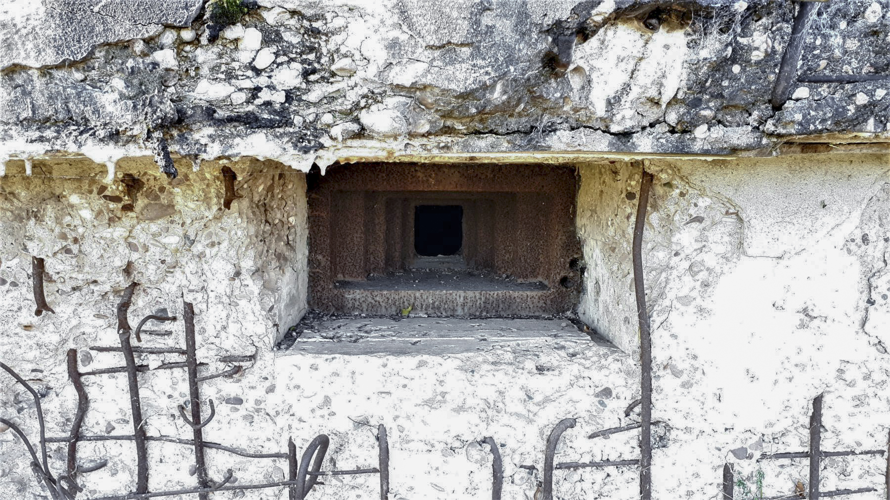 Ligne Maginot - R117 - REMERING - (Blockhaus pour arme infanterie) - Créneau frontal équipé d'une trémie 1939/1940 - Gregory Fuchs