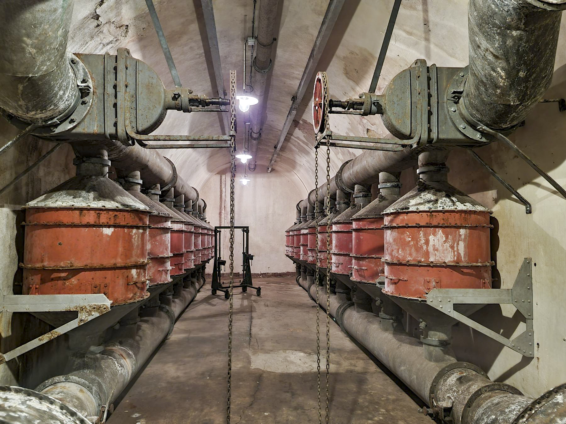 Ligne Maginot - HACKENBERG - A19 - (Ouvrage d'artillerie) - Salle de neutralisation
Filtres au charbon-papier actif (en réalité salle des filtres en provenance de Molvange) - DK_Antoine4