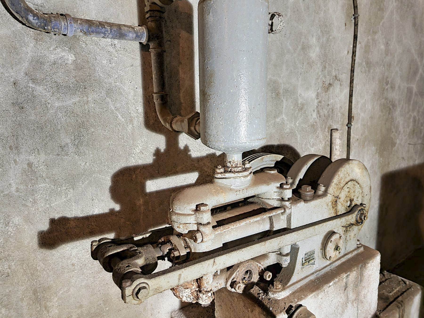 Ligne Maginot - HACKENBERG - A19 - (Ouvrage d'artillerie) - Salle des réservoirs d'eau
Pompe manuelle à piston (en cas de panne de la pompe électrique) - DK_Antoine4