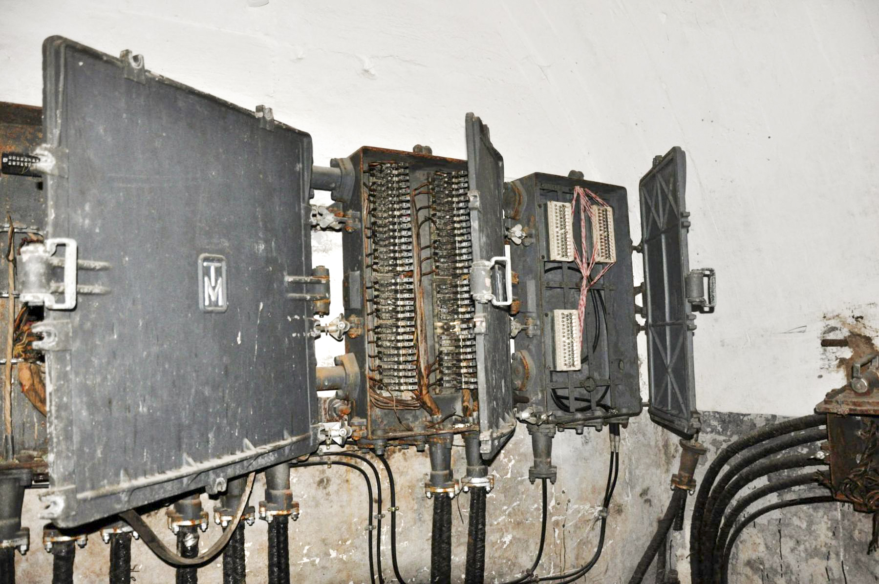 Ligne Maginot - VULMIS OU VULMIX - (Position d'artillerie préparée) - L'installation téléphonique des années 30 dans un ancien local de chargement. - Quentin DB