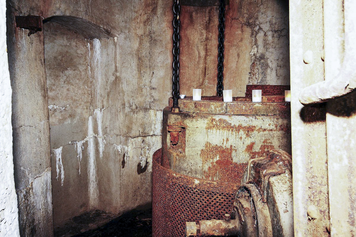 Ligne Maginot - VULMIS OU VULMIX - (Position d'artillerie préparée) - Contrepoids de la tourelle de mitrailleuse de droite - Michel & Philippe ZIMMER
