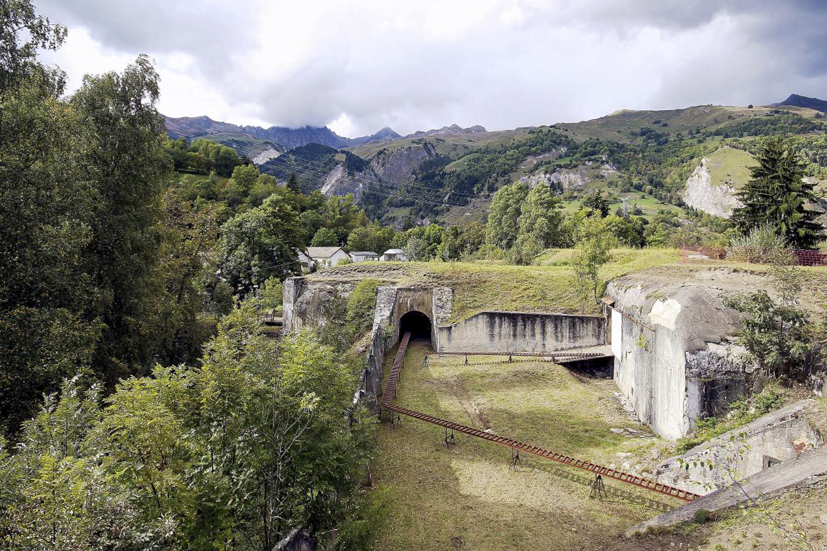Ligne Maginot - VULMIS OU VULMIX - (Position d'artillerie préparée) - Cour de la casemate 3 et 4 - Michel & Philippe ZIMMER