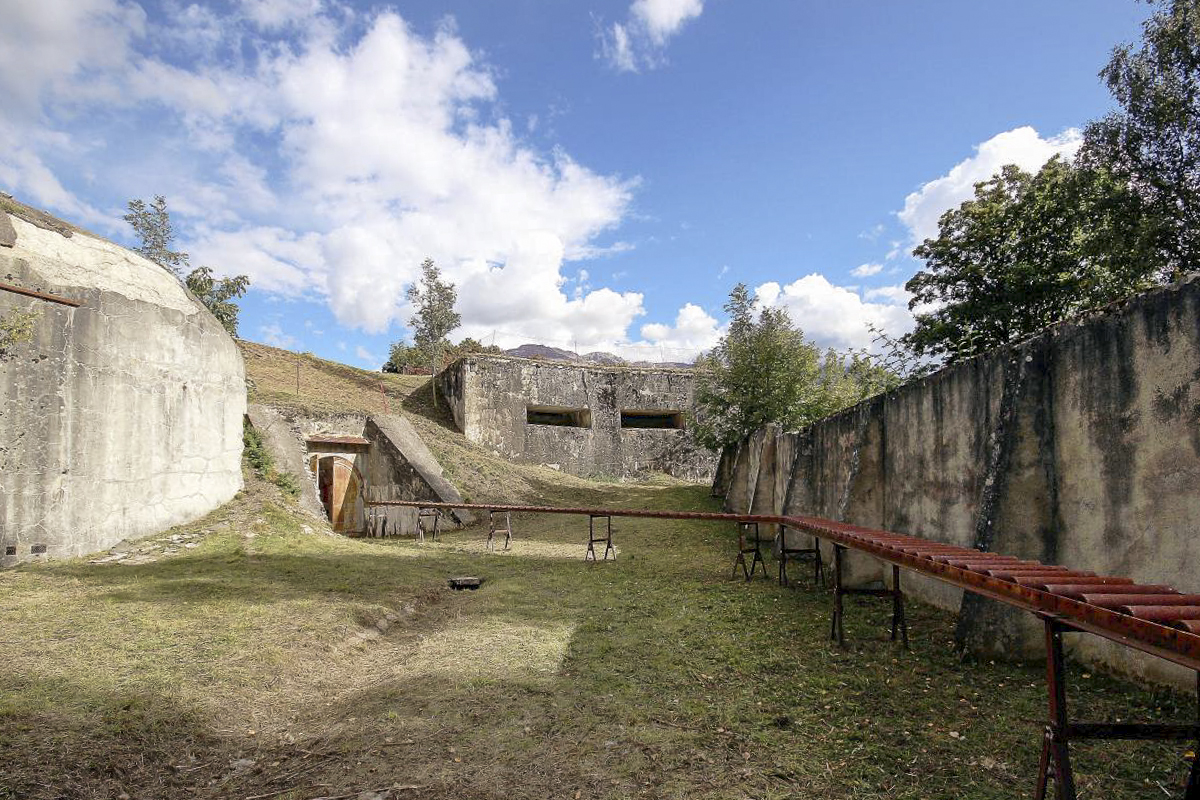 Ligne Maginot - VULMIS OU VULMIX - (Position d'artillerie préparée) - Cour de la casemate 3 et 4 - Michel & Philippe ZIMMER
