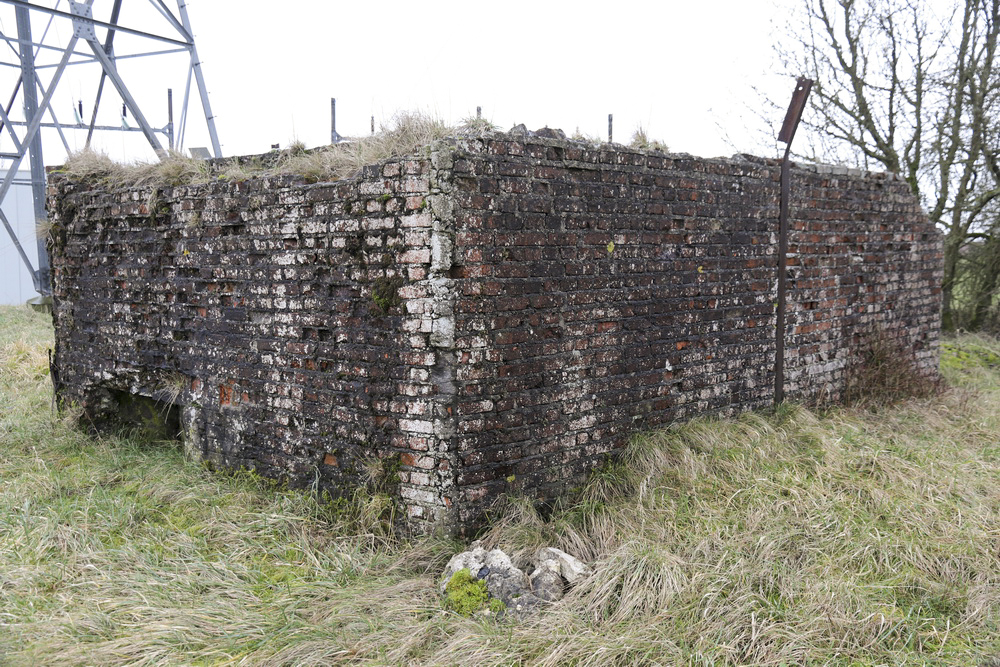 Ligne Maginot - CITE SOLVAY 3 - (Blockhaus pour arme infanterie) - Bloc à 2 embrasures, camouflé, probablement en grange. - Alain Perouffe