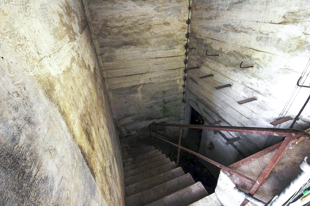 Ligne Maginot - VULMIS OU VULMIX - (Position d'artillerie préparée) - L’escalier vers le magasin à munitions  - Michel & Philippe ZIMMER