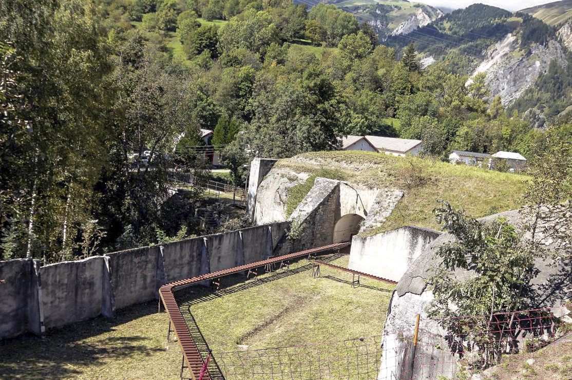 Ligne Maginot - VULMIS OU VULMIX - (Position d'artillerie préparée) - Cour de la casemate 3 et 4 - Michel & Philippe ZIMMER