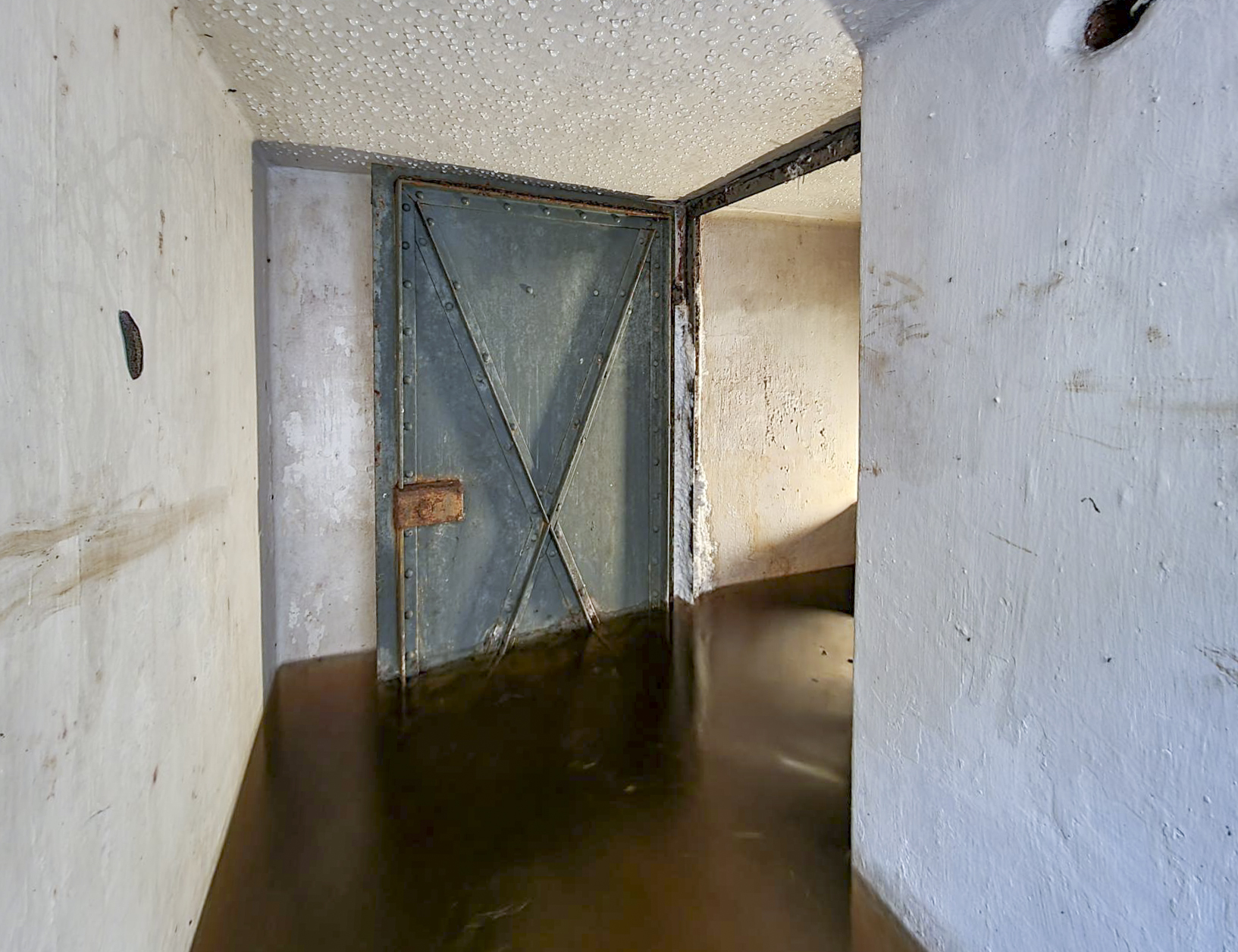 Ligne Maginot - 27M - (Chambre de coupure) - Couloir et accès au local téléphonique. La chambre est partiellement inondée. - DK_Antoine4