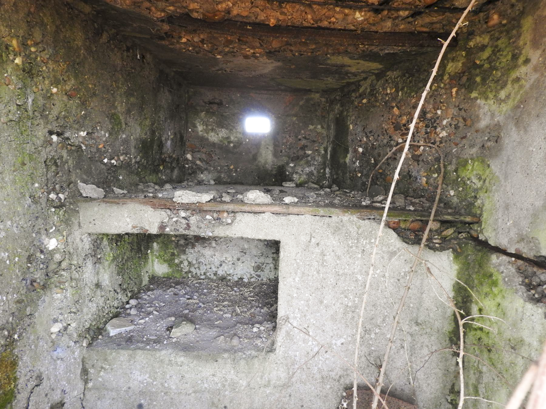 Ligne Maginot - SCHLANGENSTUCK 1 - (Blockhaus pour arme infanterie) - La table de tir et la niche à munitions. - STENGER Mathieu