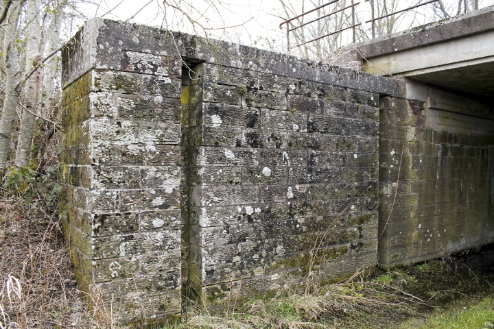 Ligne Maginot - HERBITZHEIM VOIE FERRéE SUD - (Inondation défensive) - Pertuis
Les coulisses ménagées dans les parois latérales pouvaient recevoir des madriers empilés horizontalement afin de former une bouchure - Christian LENHARD