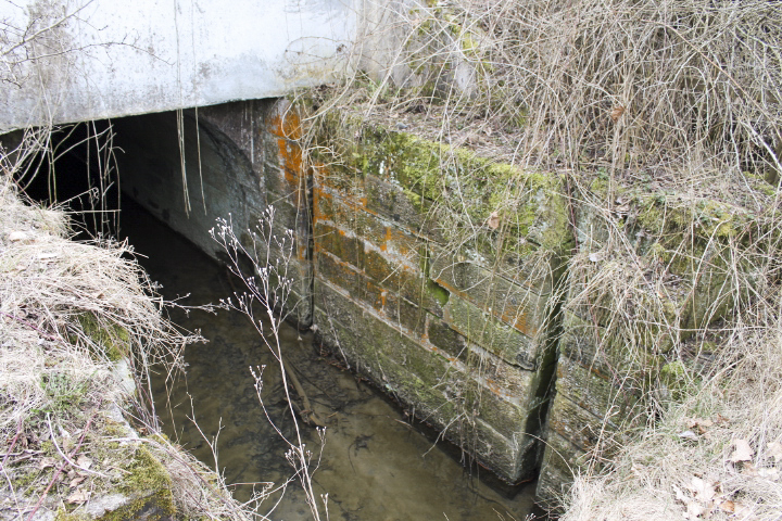 Ligne Maginot - HERBITZHEIM VOIE FERRéE SUD OUEST - (Inondation défensive) - Pertuis
Les coulisses ménagées dans les parois latérales pouvaient recevoir des madriers empilés horizontalement afin de former une bouchure - Christian LENHARD