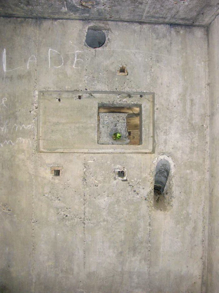 Ligne Maginot - HECKENWALD Sud (Blockhaus pour arme infanterie) - Le créneau obturé et le départ du  cable électrique - Pascal LAMBERT