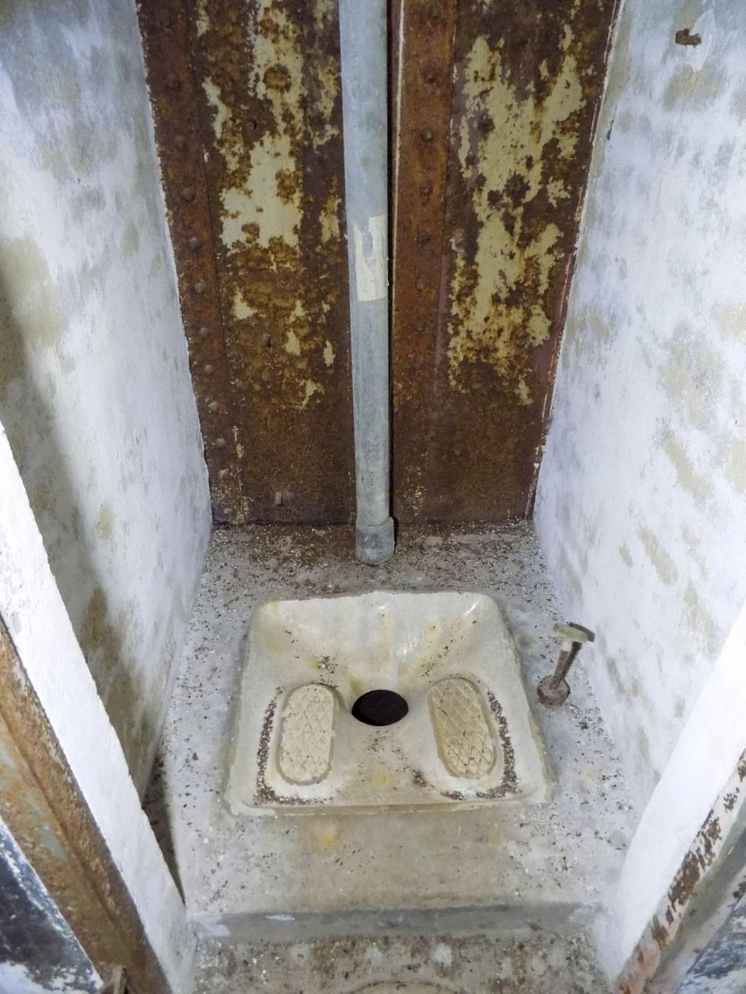 Ligne Maginot - BIESENBERG 1 - (Blockhaus pour arme infanterie) - Le latrine - luc.j