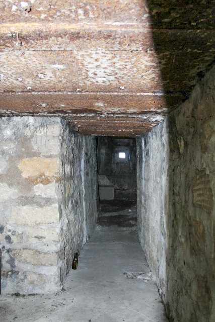 Ligne Maginot - HERBITZHEIM 1bis - Couloir d'accès vers la chambre de combat. A gauche le local abri, avec son propre créneau. - Christian LENHARD