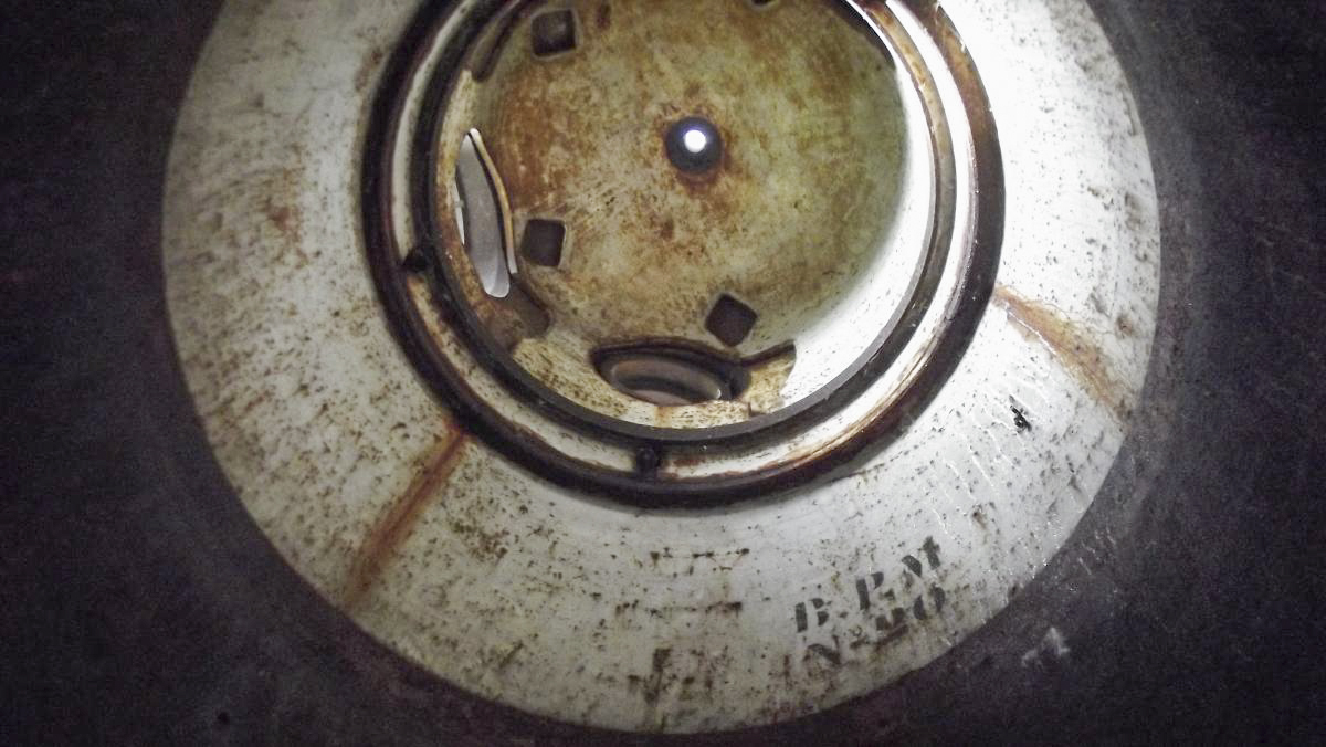 Ligne Maginot - SAINT ANTOINE - (Casemate d'infanterie - double) - Intérieur de la cloche GFM, on remarquera les lettres et chiffres en pochoir ( BPM n°20 = BLINDAGE PETIT MODELE N°20 ) - David HARMAND