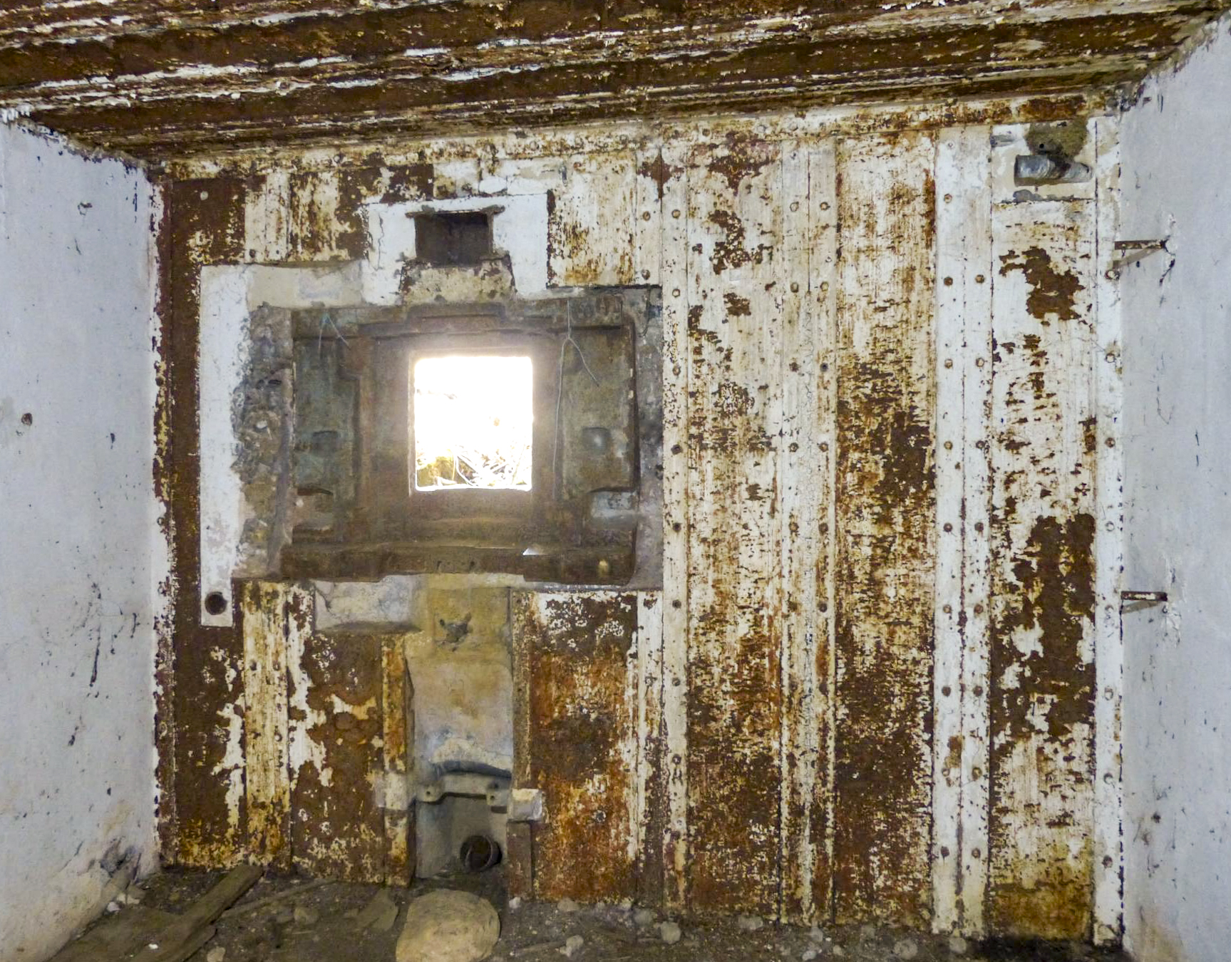 Ligne Maginot - SAINT ANTOINE - (Casemate d'infanterie - double) - Chambre de tir à créneau unique flanquant vers la casemate de Fresnois. - David Harmand