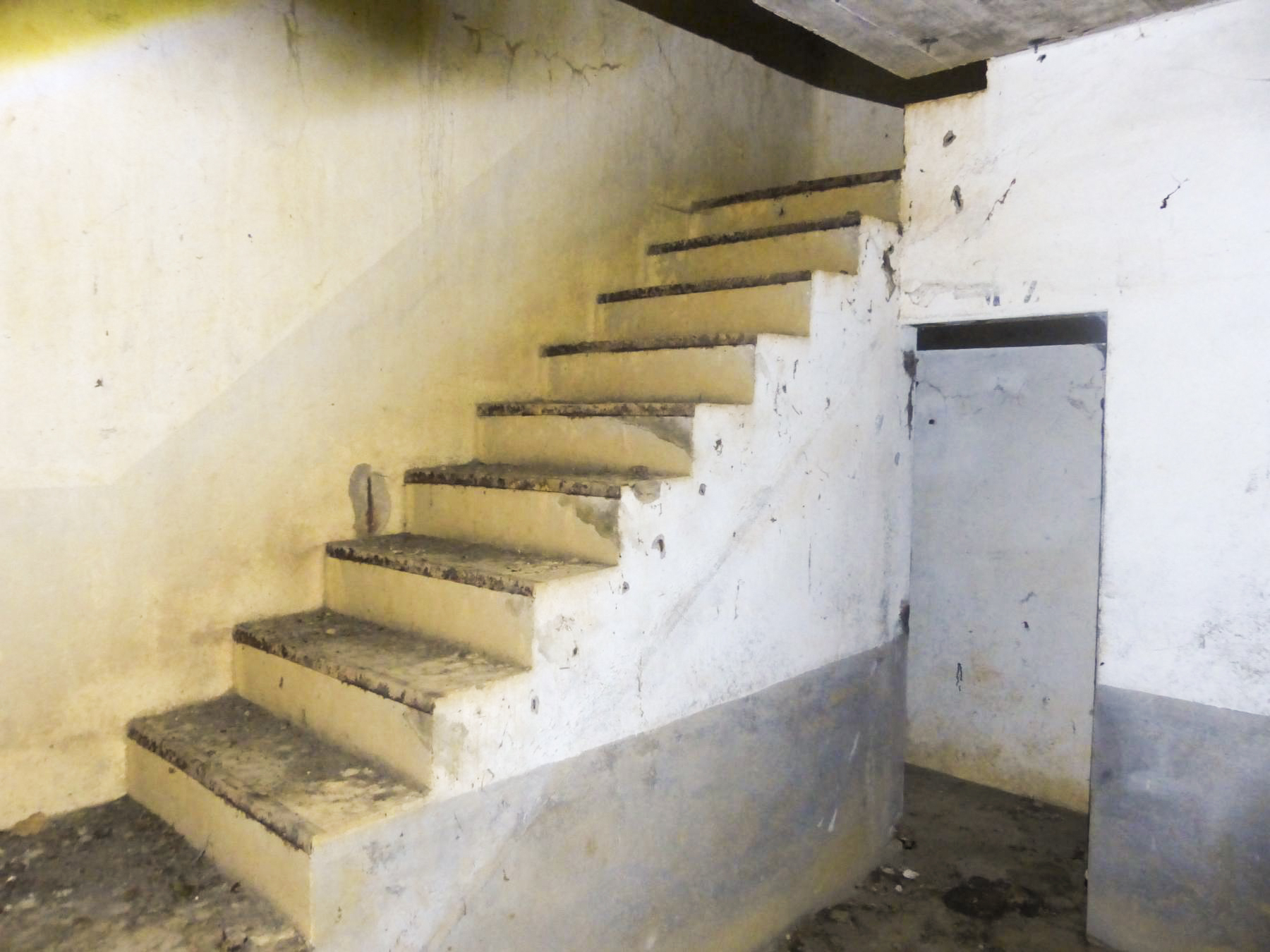 Ligne Maginot - GUERLETTE - (Casemate d'infanterie - double) - L'escalier et en dessous, la pièce de stockage du matériel Z - David Harmand