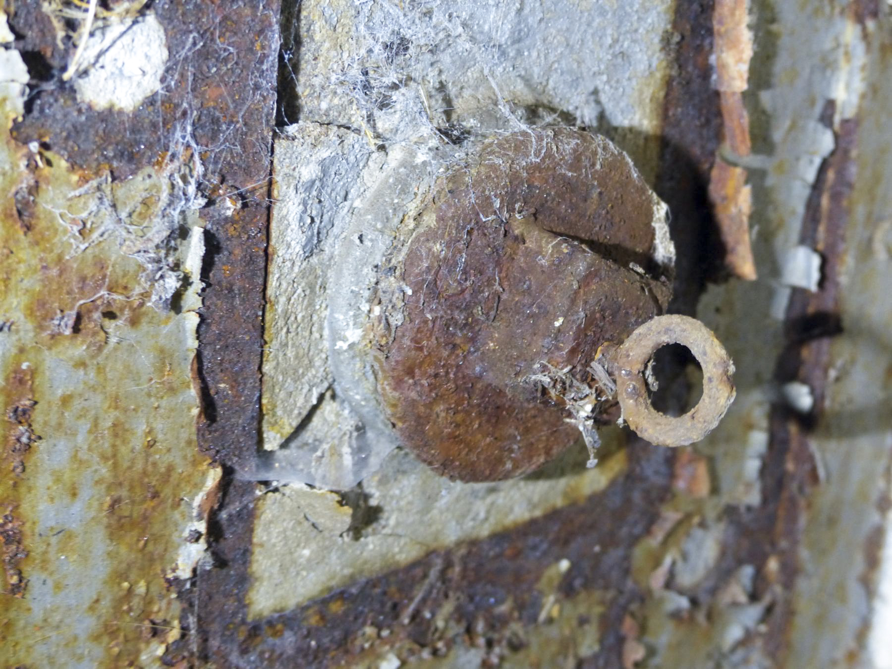 Ligne Maginot - GUERLETTE - (Casemate d'infanterie - double) - Tube d'évacuation du surplus de pression dans la chambre de tir et son bouchon d'obturation - David Harmand