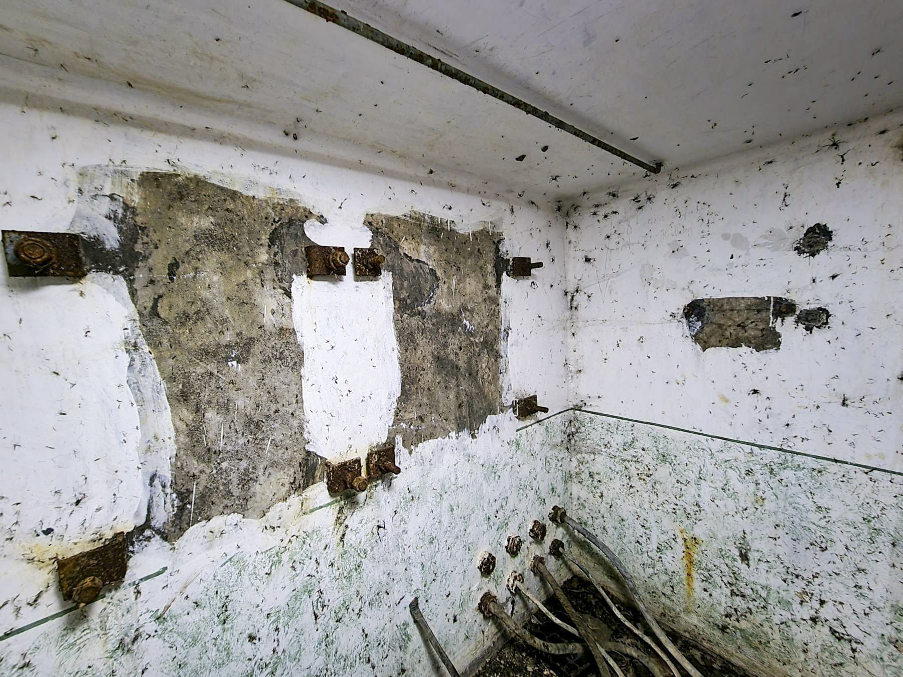 Ligne Maginot - 21M - (Chambre de coupure) - Intérieur du local téléphonique : Emplacement pour 2 boîtiers répartiteurs et certainement le boîtier de protection parafoudre (associé au boîtier de connexion pour troupes de campagne) sur la droite - DK_Antoine4
