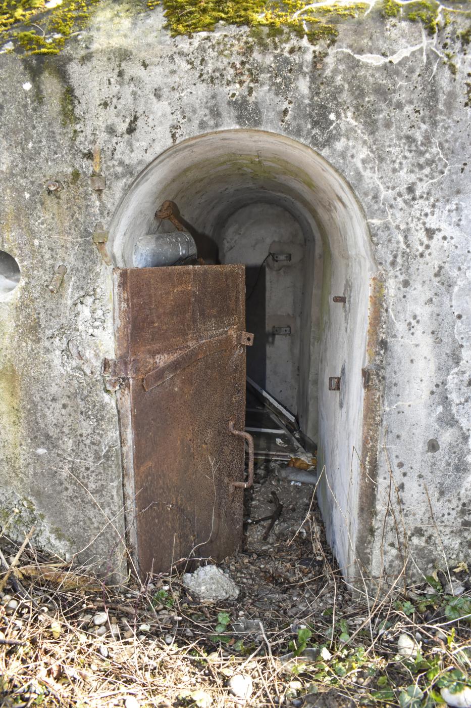 Ligne Maginot - ECLUSE D'HIRTZFELDEN CENTRE - (Blockhaus pour arme infanterie) - La porte du blockhaus et le début de la gaine de ventilation. - D. Froehly