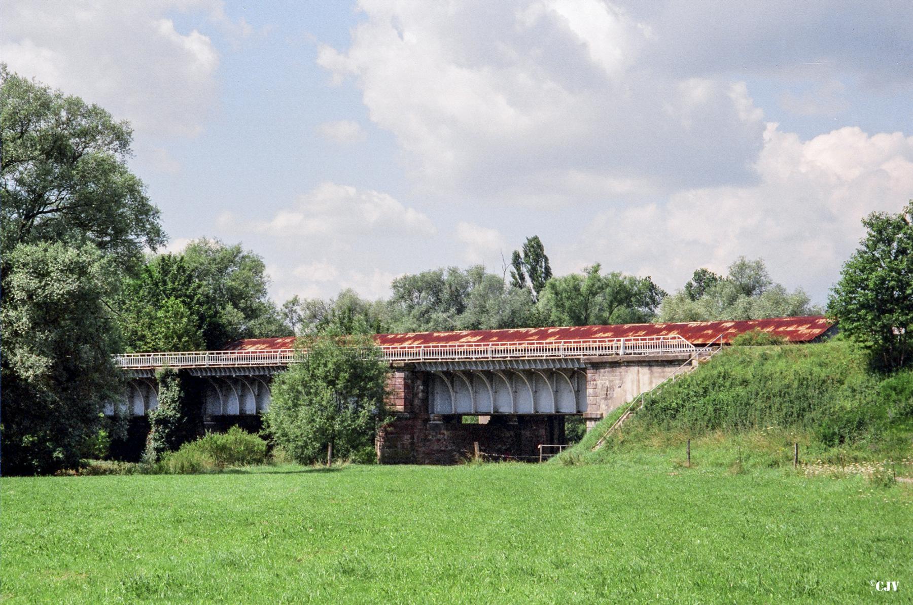Ligne Maginot - SARRALBE (BARRAGE DE) - (Inondation défensive) - Le pont canal avec le barrage à l'arrière plan - Lia VERMEULEN