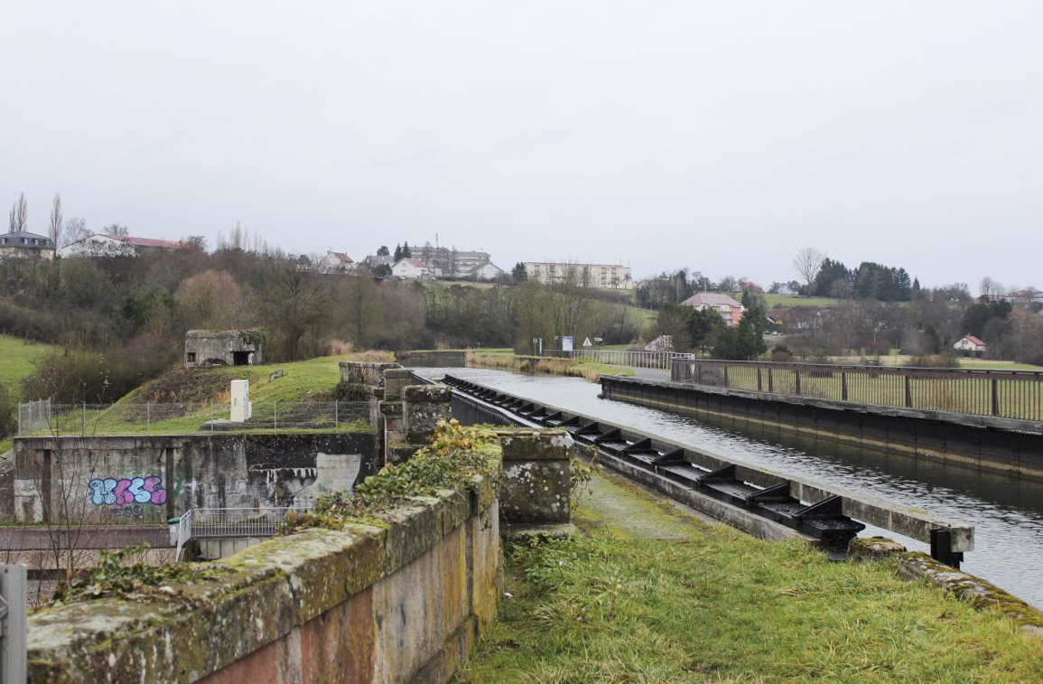 Ligne Maginot - SARRALBE (BARRAGE DE) - (Inondation défensive) - Barrage coté nord. Sur cette photo on peut apercevoir, en contrebas à gauche, les rainures dans le béton destinées à recevoir les poutres de barrage - jin jac