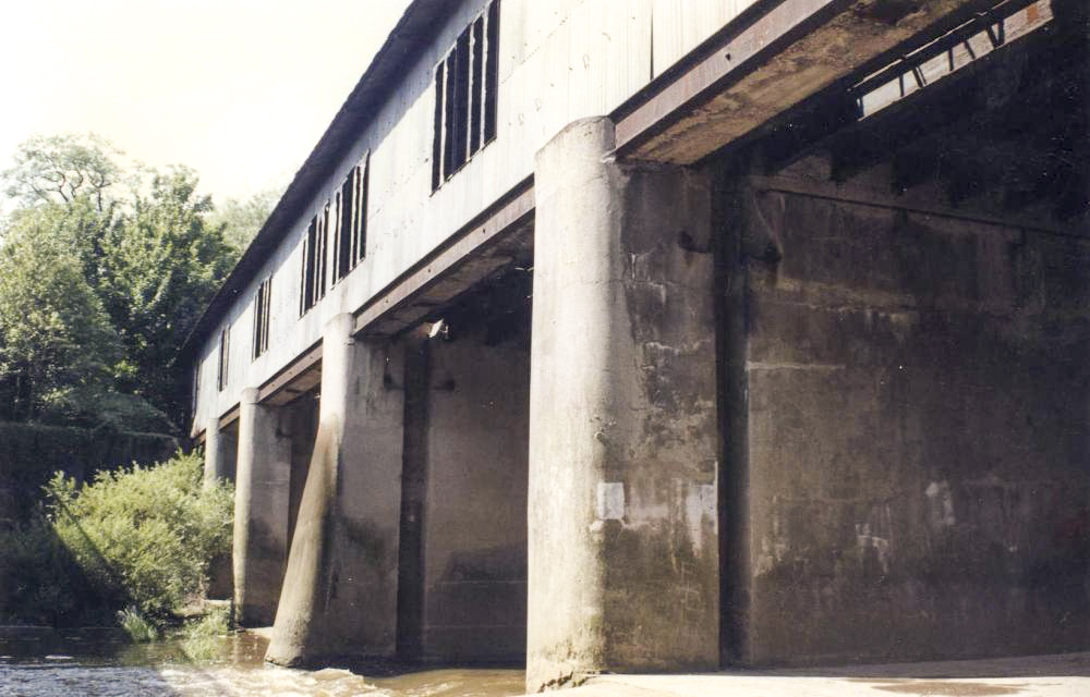 Ligne Maginot - SARRALBE (BARRAGE DE) - (Inondation défensive) - Le barrage vu en contrebas avec les réservations dans la dalle supérieure permettant le passage des poutrelles - LAMBERT Pascal