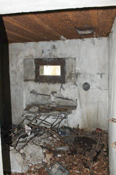 Ligne Maginot - SCHLOSSWALD 1 - (Blockhaus pour arme infanterie) - Chambre de tir
Les restes de la tablette pour la mitrailleuse - Christian LENHARD