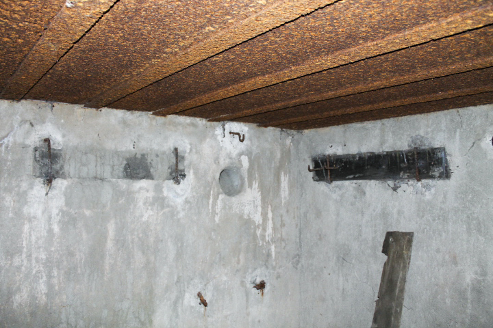 Ligne Maginot - SCHLOSSWALD 1 - (Blockhaus pour arme infanterie) - Chambre de tir
Les restes d'équipements - Christian LENHARD