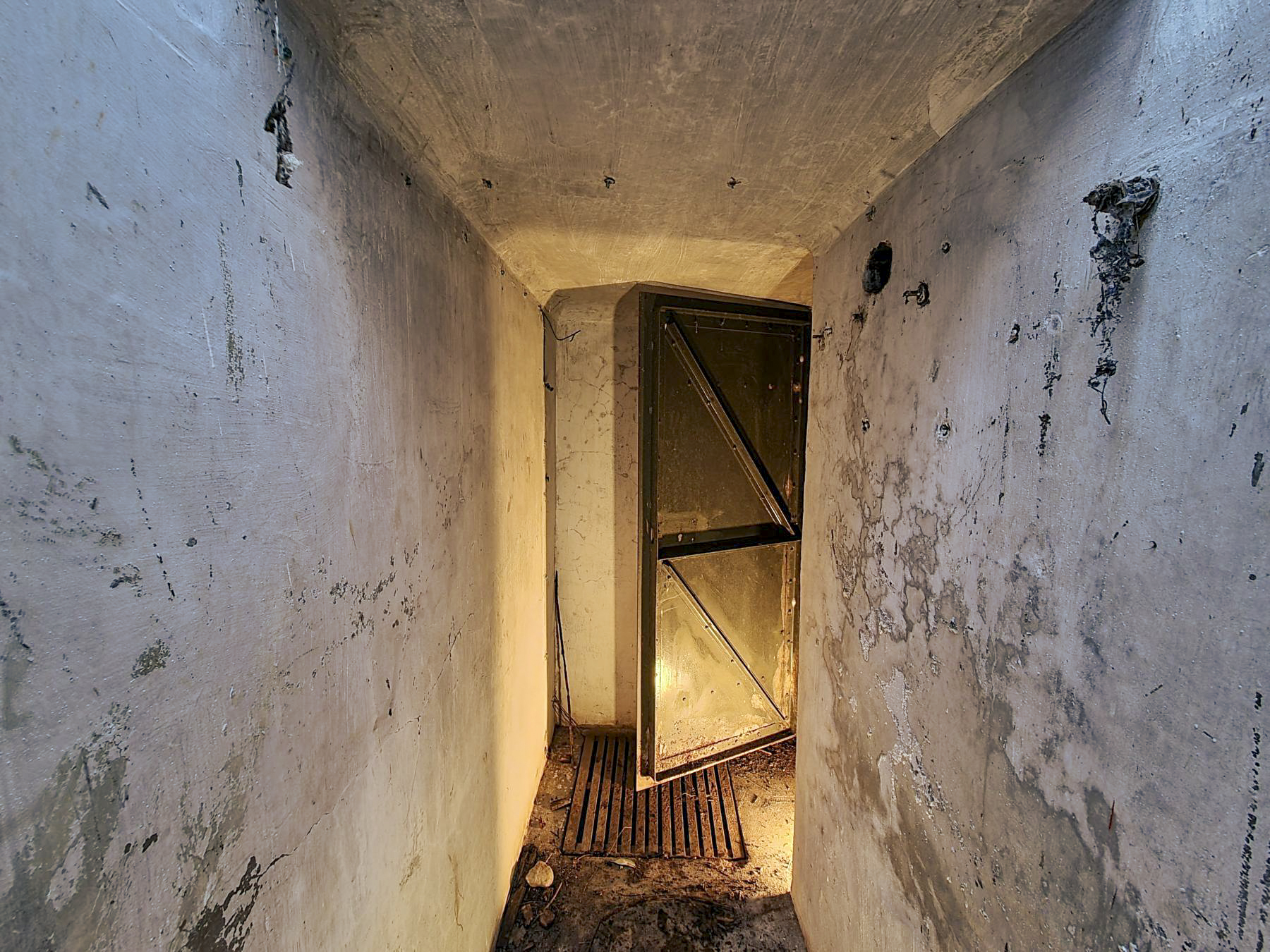 Ligne Maginot - 45T - (Chambre de coupure) - Couloir et accès au local téléphonique.
Sur la droite, ancien emplacement du boîtier de connexion pour troupes de campagne. - DK_Antoine4