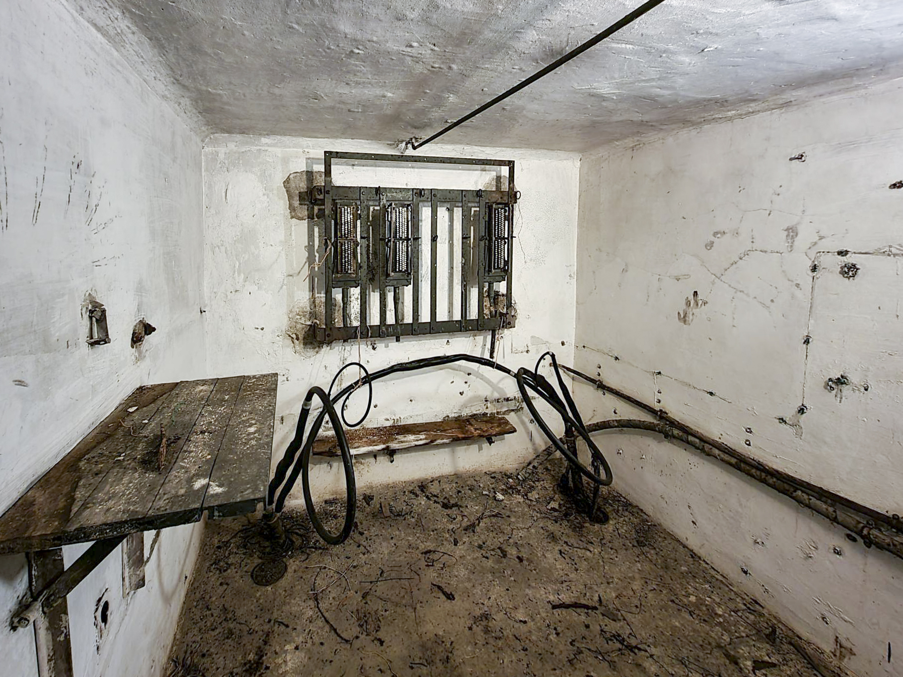 Ligne Maginot - 45T - (Chambre de coupure) - Vue globale du local téléphonique avec son matériel. - DK_Antoine4