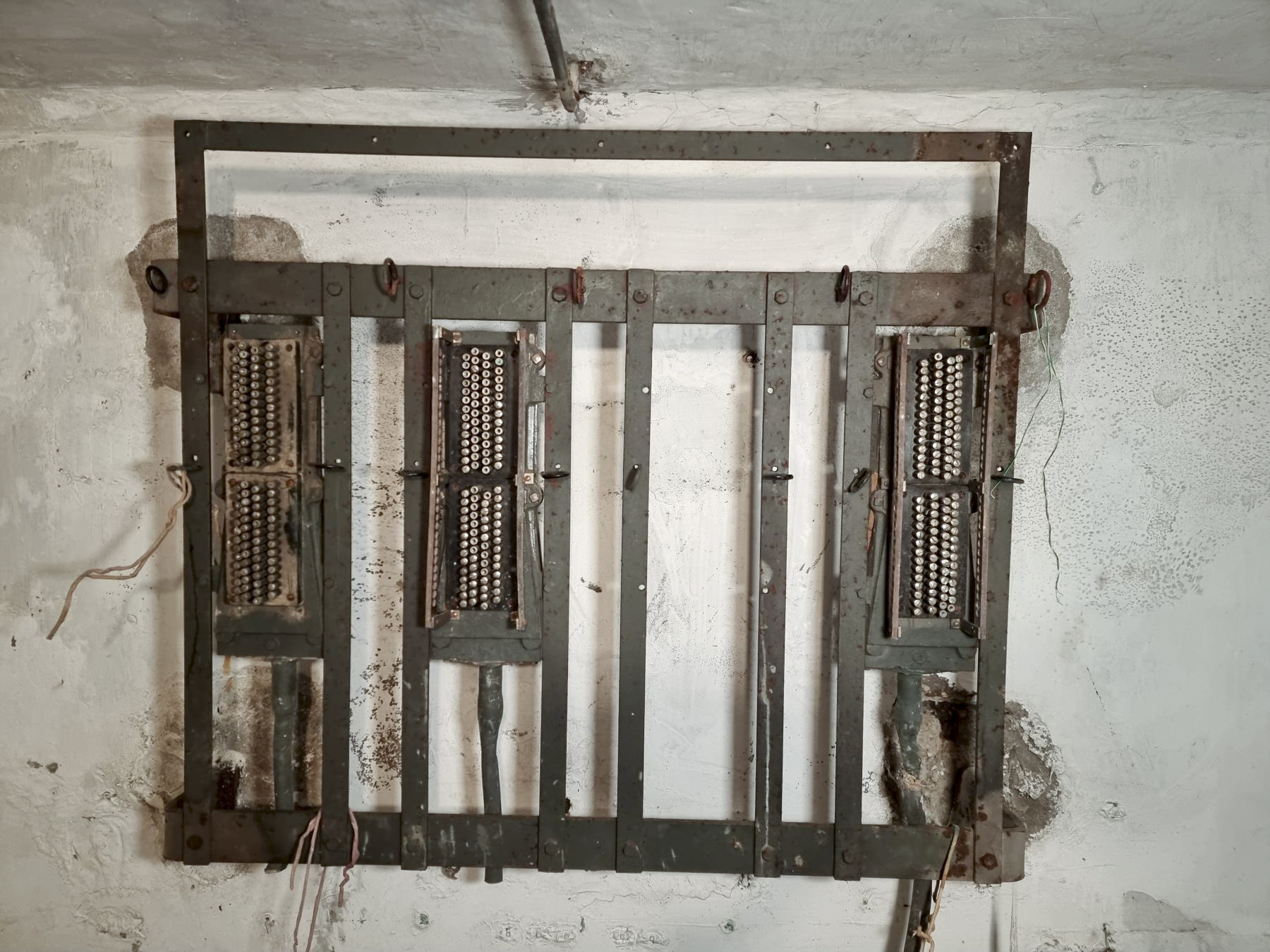 Ligne Maginot - 45T - (Chambre de coupure) - Répartiteur modernisé : Têtes de câbles modernisées dans les années 1950 et placées sur le support du boîtier d'origine. - DK_Antoine4