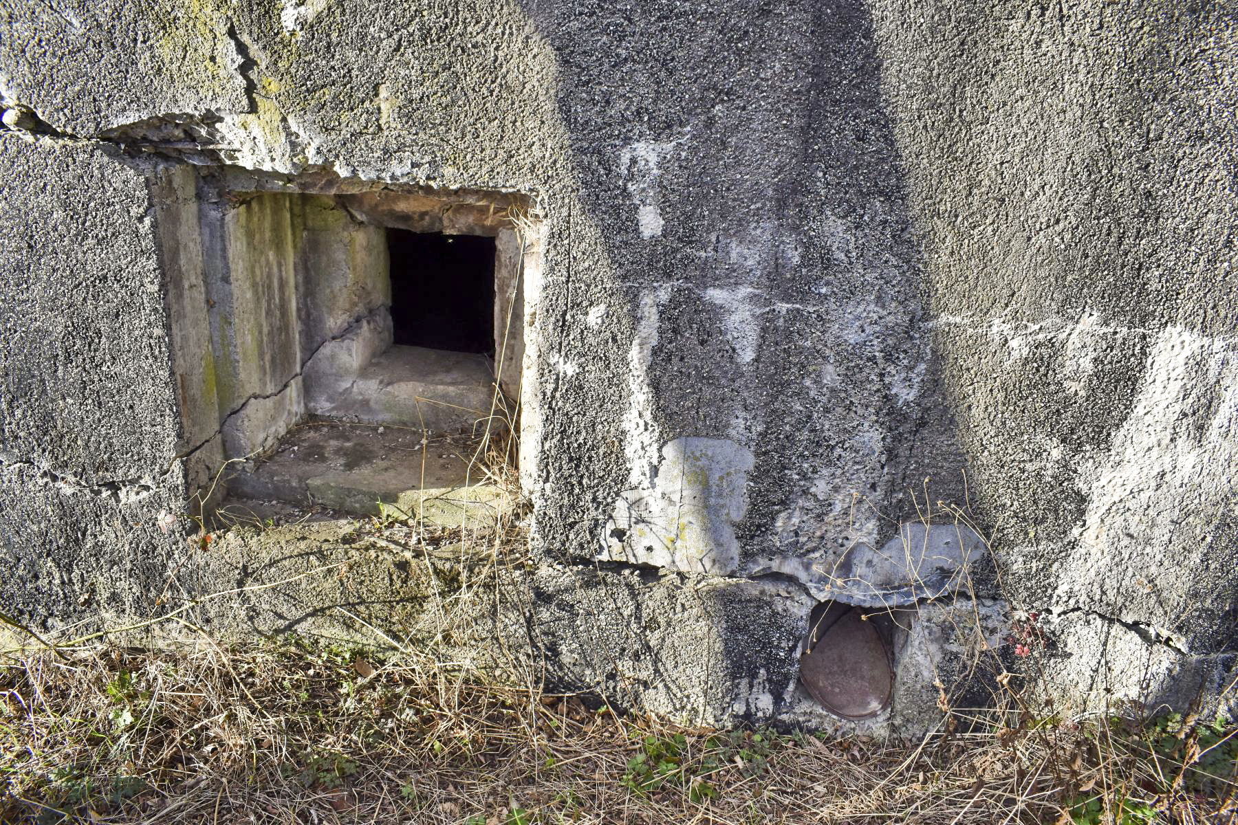 Ligne Maginot - LES OCTROIS OUEST - (Blockhaus pour canon) - Créneau de défense et goulotte lance grenade sur la façade sud - Daniel FROEHLY