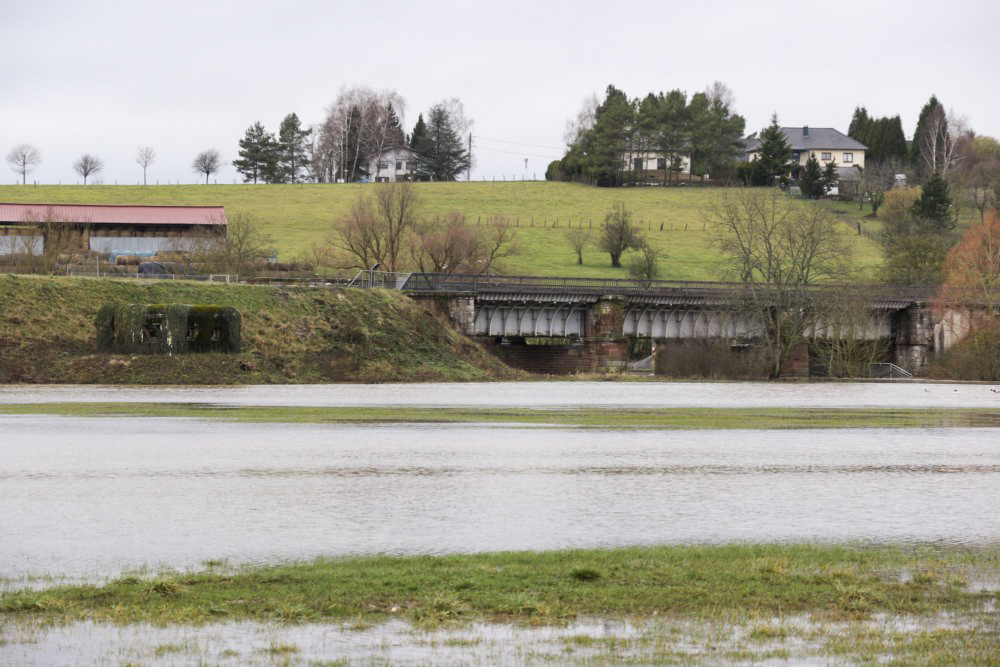 Ligne Maginot - SARRALBE BARRAGE SUD - (Blockhaus pour arme infanterie) - Le blockhaus et le pont canal. Au premier plan l'inondation de l'Albe - Alain Perouffe