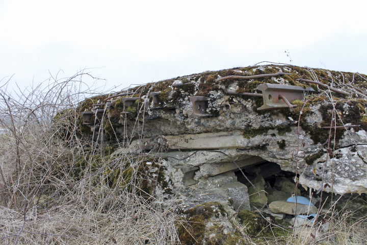 Ligne Maginot - COTE 321 - (Observatoire d'infanterie) - Façade  Est
Les rails de chemin de fer servant de coffrage perdu - Christian LENHARD