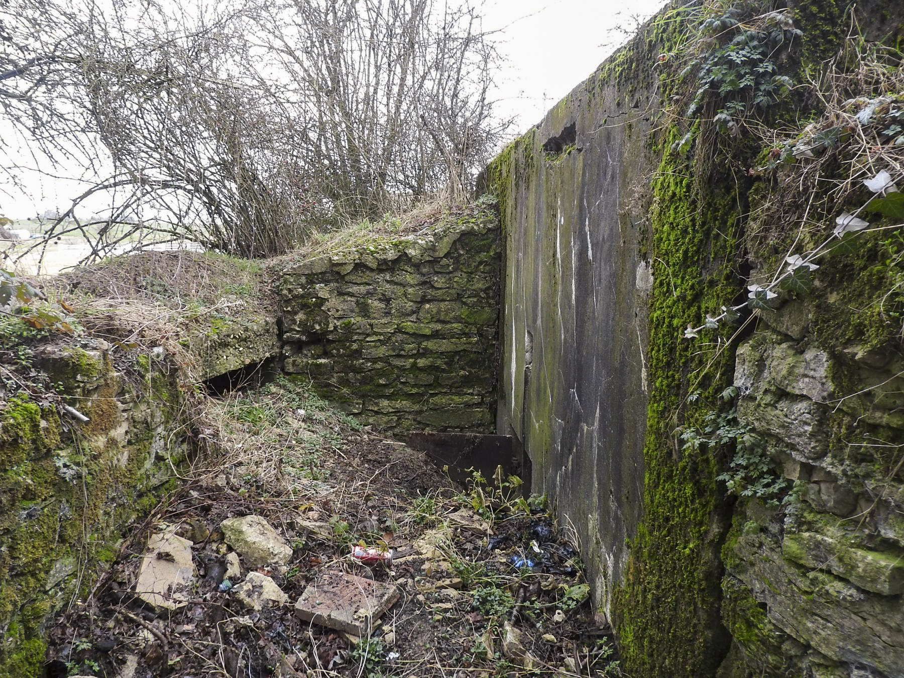 Ligne Maginot - BB25-B - WINDBERG - MAYA - (Blockhaus pour arme infanterie) - L'accès au blockhaus avec à gauche une niche de tir pour FM. - STENGER Mathieu