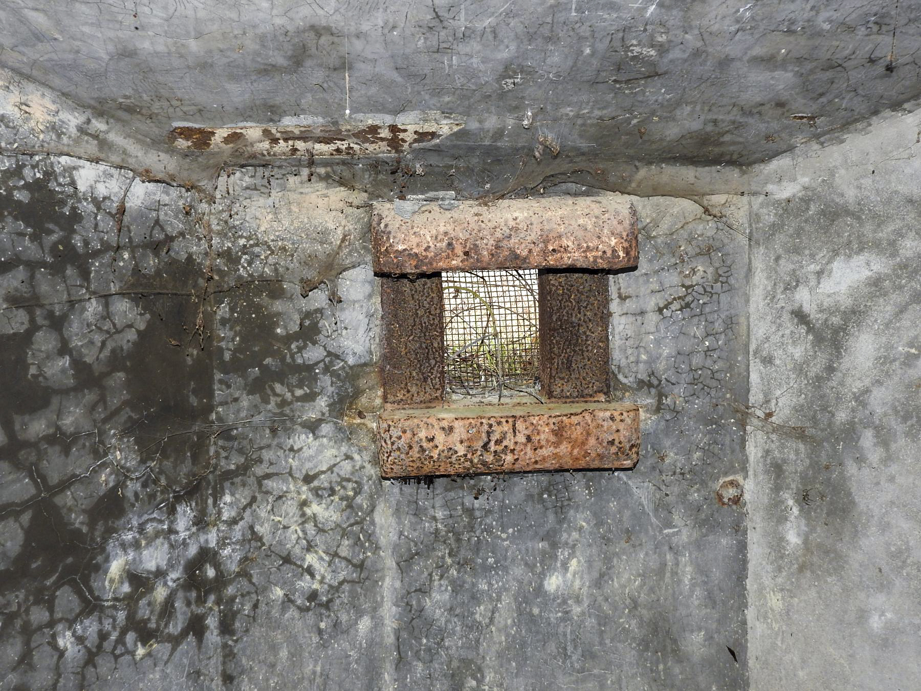 Ligne Maginot - BB25 - HEIMSTOCK EST 6 - MARCELLE - (Blockhaus pour arme infanterie) - Le créneau pour mitrailleuse. - STENGER Mathieu