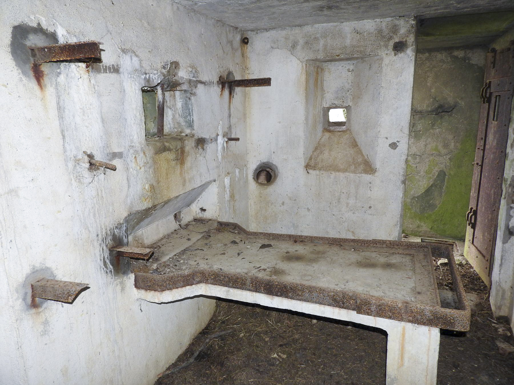 Ligne Maginot - BB24 - (Blockhaus pour canon) - La table de tir pour une mitrailleuse Hotchkiss. - STENGER Mathieu