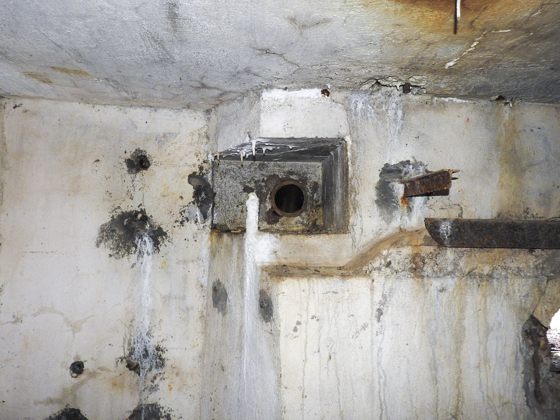 Ligne Maginot - BB24 - (Blockhaus pour canon) - Un orifice de ventilation. - STENGER Mathieu