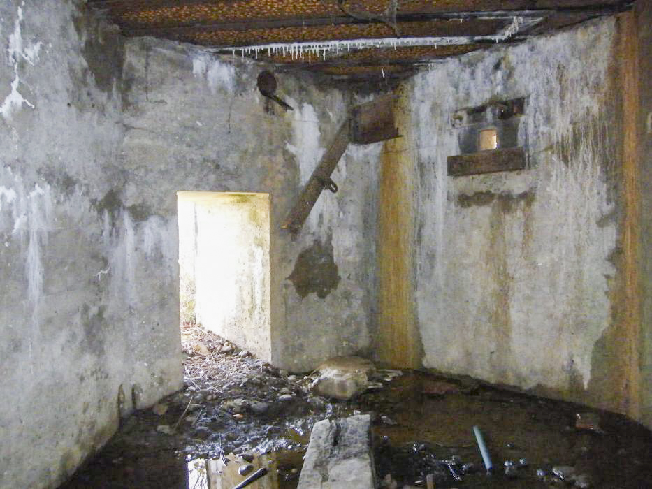 Ligne Maginot - EICHELFELD - (Blockhaus pour arme infanterie) - L'entrée
Le support pour ventilateur et la trémie FM - Christian LENHARD
